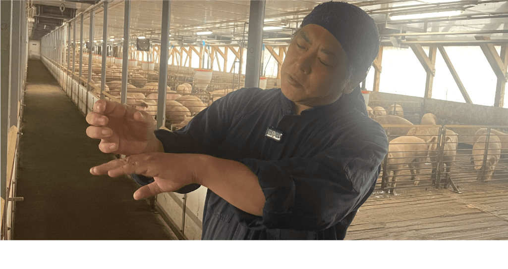 こだわりの飼育方法を熱く語る永家社長。
